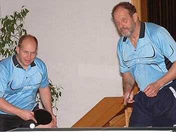 Thomas Schneider (links) und Gerhard Wachter sind Punkte-Garanten beim FC Nordhalben. Beide gehören zu den besten Spielern der Vorrunde in der 1. Kreisliga.  Foto: Hans Franz