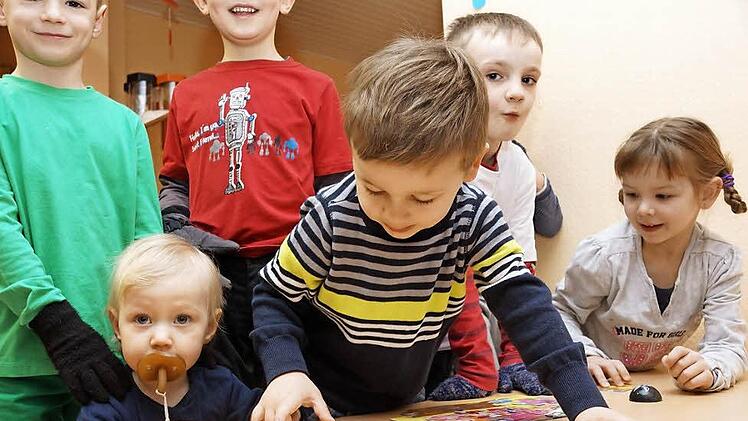 An einem Tisch: Langendorfer Kindergartenkinder spielen zusammen.Foto: Arkadius Guzy