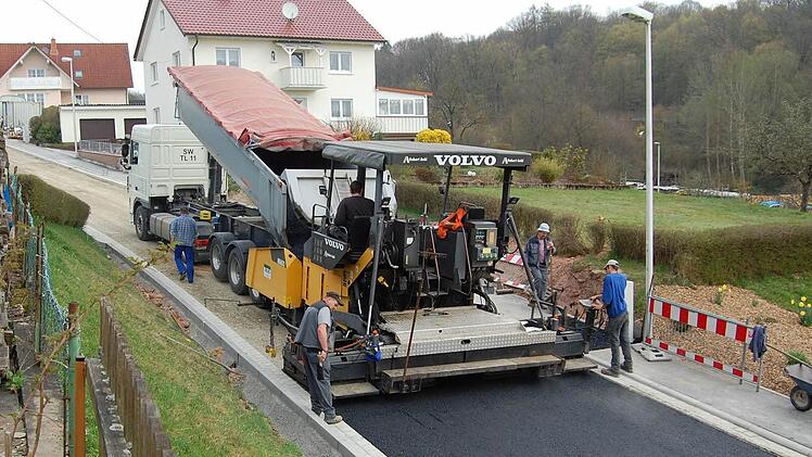 Die Schulstraße in Hassenbach: Der Ausbau ist jetzt nach einem Jahr Bauzeit so gut wie abgeschlossen. Foto: Günther Straub