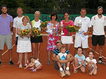 Die Vereinsmeister und Zweitplatzierten beim TC Lichtenfels (von links): Tano Scala, Frank Rubner, Sylvia Dona, Karin Diroll, Susanne Mehl, Angelika Herold, Günter Herold und Sergio Scala sowie (sitzend) Claus Deininger.  Foto: Klaus Gagel