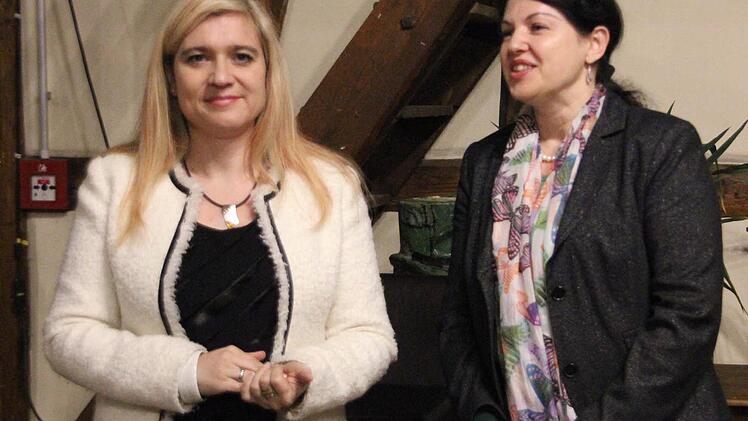 Angela Hofmann (rechts) moderierte die Diskussion mit Ministerin Melanie Huml zum Thema "G'sund statt rund".  Foto: Friedwald Schedel