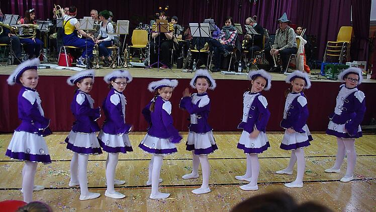Die kleinen Tanzmariechen dürfen bei keinem Steinberger Fasching fehlen. Foto: Heike Schülein