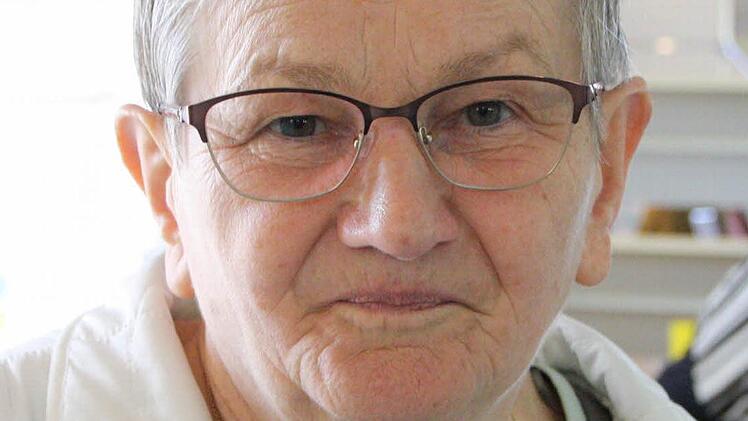 "Man muss mal wieder was machen", ist die Schlussfolgerung, die Besucherin Elisabeth Sieder nach ihrem Gang durch die Ausstellung zieht. Das Thema Gesundheit gehe im Alltag oft unter, durch den Blutzuckertest bei der Frankenklinik und viele Gespräche habe sie wieder viele neue Informationen bekommen. Besonders interessant fand sie einen Stand, der sich mit der Zusammensetzung des Trinkwassers befasste. Foto: Ralf Ruppert