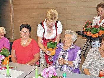 Bei der Feier zum 30-jährigen Bestehen des Katholischen Frauenbundes Wonfurt erhielten alle Mitglieder einen Blumenstock. Unser Bild zeigt (von links) Rosa Werner, Marga Firsching, Doris Dietrich, Rosalinde Vogt, Inge Schamberger und Therese Dietz.  Foto: Ulrike Langer