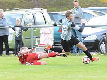 Die Sense ausgepackt hat der Elfershäuser Lukas Schwab (links) gegen Obereschenbachs Florian Weimer. Foto: ssp