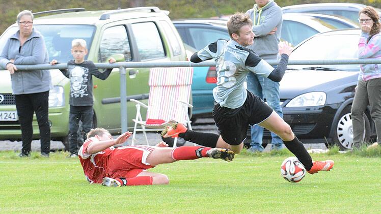 Die Sense ausgepackt hat der Elfershäuser Lukas Schwab (links) gegen Obereschenbachs Florian Weimer. Foto: ssp