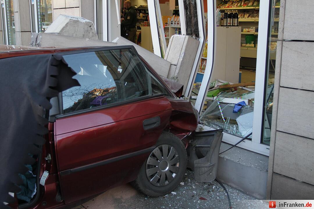 Auto kracht rückwärts in Reformhaus