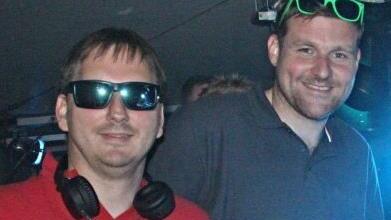 Ungewohntes Terrain: Bürgermeister Wolfram Thein aus Maroldsweisach und Bürgermeister Martin Mittag aus Seßlach als DJs am Mischpult auf der Bühne. Foto: Helmut Will