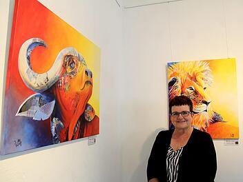 Ilonka Münsterer-Maa vor ihren beiden Siegerbildern.Richard Sänger