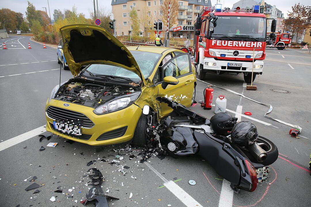 Vier Personen nach Kreuzungsunfall verletzt