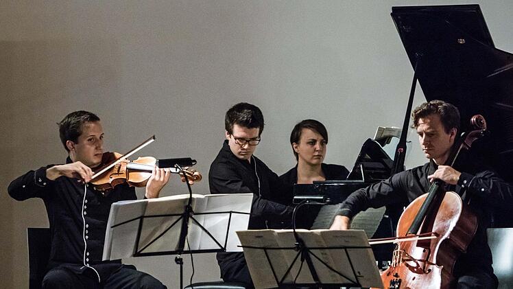 Die Musiker des Aramis-Trios Martin Emmerich, Heiner Reich und Fabian Wankmüller  sind nicht nur Interpreten sondern auch die Organisatoren des Festivals "Klanggrenzen". Foto: Jochen Berger
