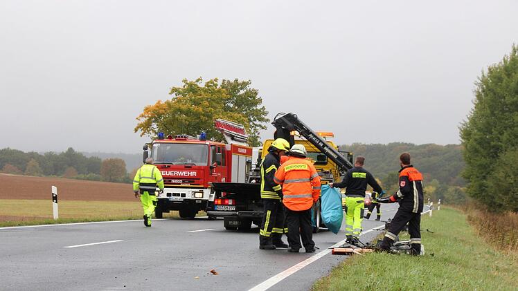 Aufräumarbeiten an der Unfallstelle bei Albertshausen. Foto: Benedikt Borst