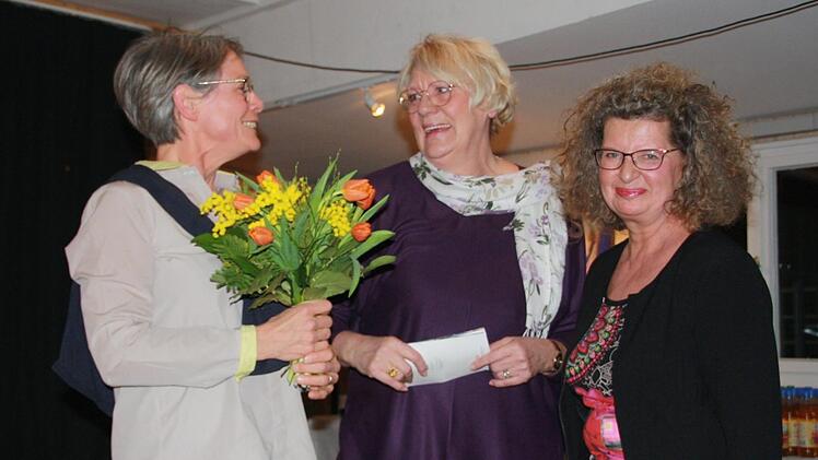 Auch der ehemaligen Vorsitzenden Eva Reichert-Nelkenstock (links) spricht der Vorstand seinen Dank aus.  Foto:Ulrike Müller