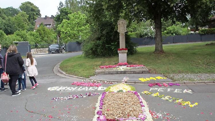 Die Kommunionkinder hatten mit Blumen ein Kerzenbild und ihre Namen gelegt.