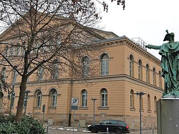"Da müsst ihr sanieren", scheint Prinz Friedrich Josias auf seinem Sockel neben dem Landestheater in Richtung München zu rufen. Die Staatsregierung ist durchaus bereit dazu, allerdings muss das Projekt noch einige Hürden nehmen. Fotos: Simone Bastian