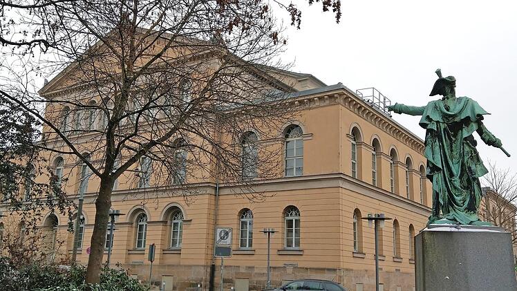"Da müsst ihr sanieren", scheint Prinz Friedrich Josias auf seinem Sockel neben dem Landestheater in Richtung München zu rufen. Die Staatsregierung ist durchaus bereit dazu, allerdings muss das Projekt noch einige Hürden nehmen. Fotos: Simone Bastian