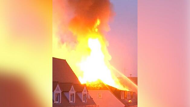 Nach tragischen Brand mit zwei Toten: Meterhohe Flammen schlagen aus Nachbarhaus