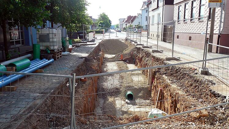 Bayreuth: Wasserrohrbruch in der Frankengutstra&szlig;e - Arbeiten dauern aufgrund von Folgesch&auml;den an