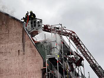 Dachstuhlbrand in Nürnberg: Massive Rauchentwicklung