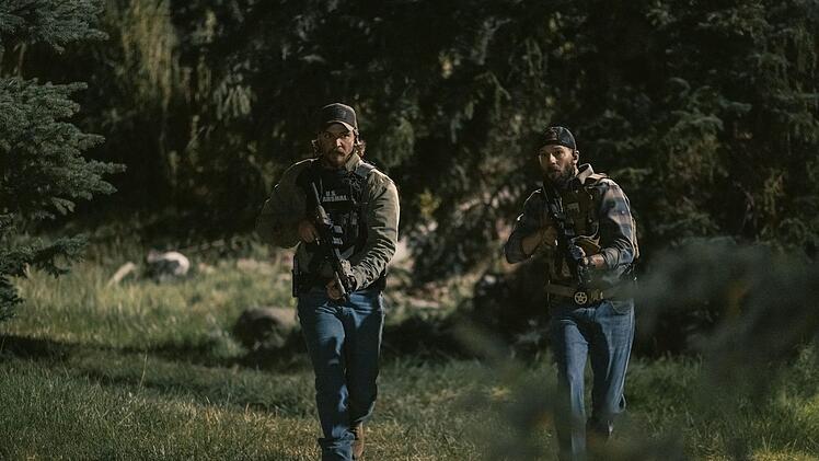 Jagdszenen im Wald von Montana: Kayce Dutton (Luke Grimes, links) und sein Vorgesetzter/Kumpel Calvin (Logan Marshall-Green) haben in jeder Folge alle H&auml;nde voll zu tun.