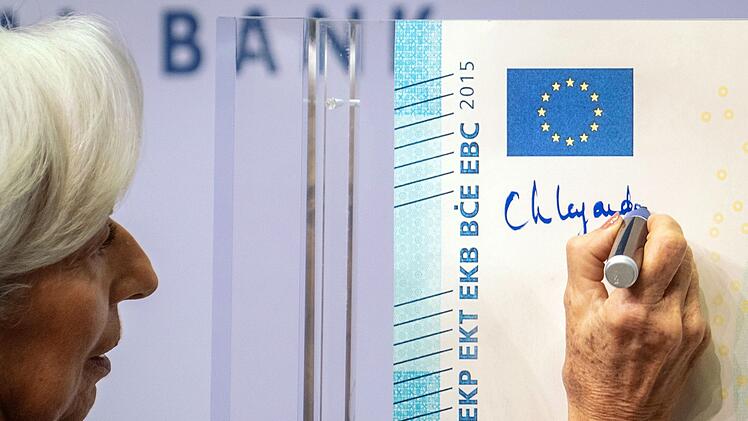 EZB-Pr&auml;sidentin Lagarde unterschreibt Euro-Banknoten