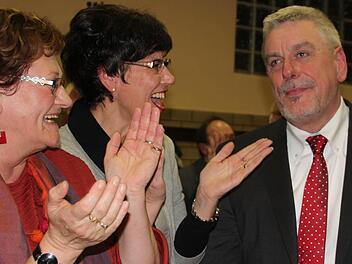 Applaus für den Kandidaten: Norbert Tessmer wird von den Landtagsabgeordneten Christa Steiger (l.) und Susann Biedefeld bejubelt.