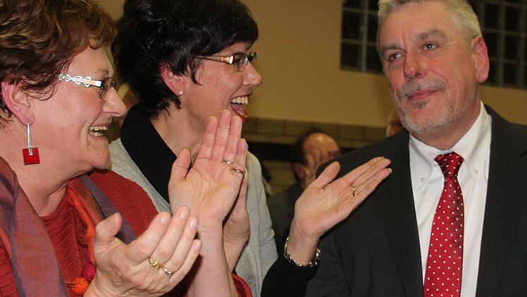Applaus für den Kandidaten: Norbert Tessmer wird von den Landtagsabgeordneten Christa Steiger (l.) und Susann Biedefeld bejubelt.
