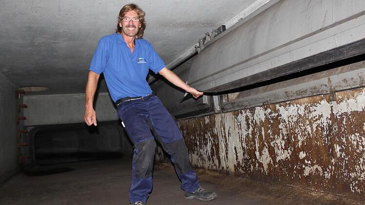 ... und im Stauraum-Kanal in der Sinnau. Bei Hochwasser drückt das Wasser durch diese Klappe und fließt direkt in die Sinn.