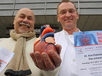 Mit dem Herzen in der Hand: Klaus Krüger und Dr. Wolfgang Karmann machen Patienten mit schwacher "Pumpe" Mut.  Fotos: Diana Fuchs
