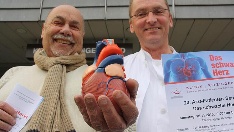 Mit dem Herzen in der Hand: Klaus Krüger und Dr. Wolfgang Karmann machen Patienten mit schwacher "Pumpe" Mut.  Fotos: Diana Fuchs
