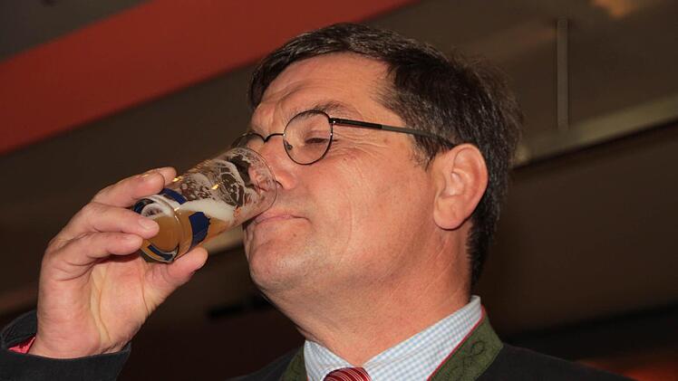 Braumeister Hermann Nothhaft probiert ein Festbier.