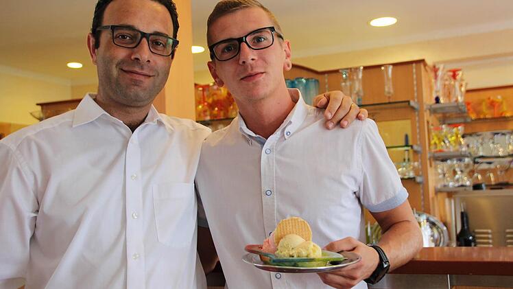 Aldo Mancino und Andi Zeiler bringen im Da Vito das Eis an den Kunden. Foto: Benedikt Borst
