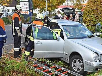Zwei Verletzte gab es am Freitag bei einem Unfall im Garitzer Gewerbegebiet.  Foto: Peter Rauch