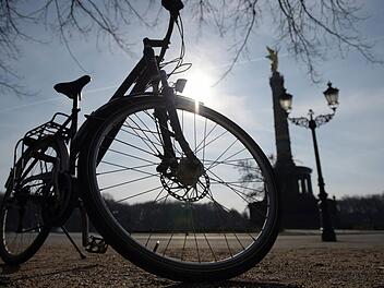 Aus dem Winterschlaf geholt: Steigen die Temperaturen, kommt das Fahrrad wieder zum Einsatz. Symbolfoto: Rainer Jensen/ dpa