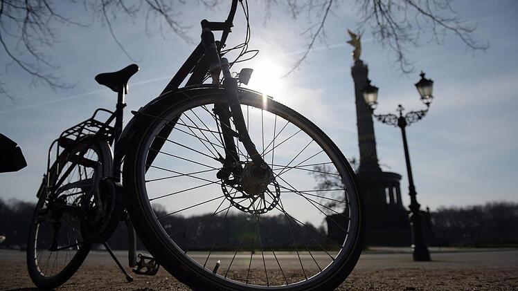 Aus dem Winterschlaf geholt: Steigen die Temperaturen, kommt das Fahrrad wieder zum Einsatz. Symbolfoto: Rainer Jensen/ dpa