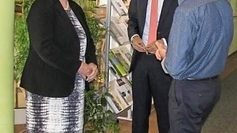 Staatssekret&auml;rin Ingrid Fischbach war nach Etzelskirchen gekommen, um &uuml;ber die Pflege in Deutschland zu sprechen. Foto: Michael Zuber