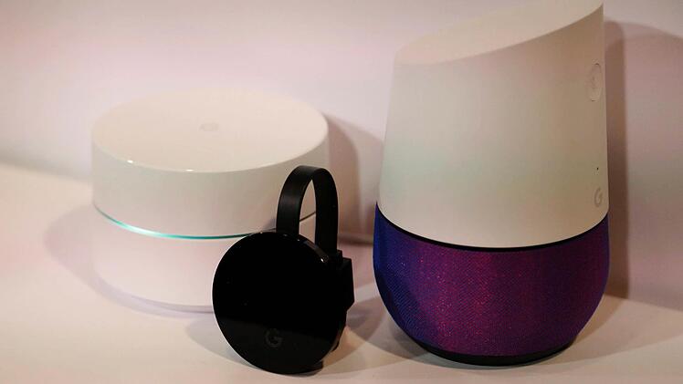 Google stellte auch einen Wifi-Router einen neuen Chromecast und den Lautsprecher "Home" vor (von links).  Foto: John G. Mabanglo, dpa