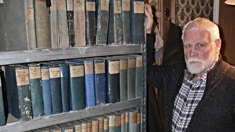 Volker Kuhn vor einem Teil von Archivunterlagen, die er in einem Kellerraum seines Hauses aufbewahrt. Foto: Helmut Will