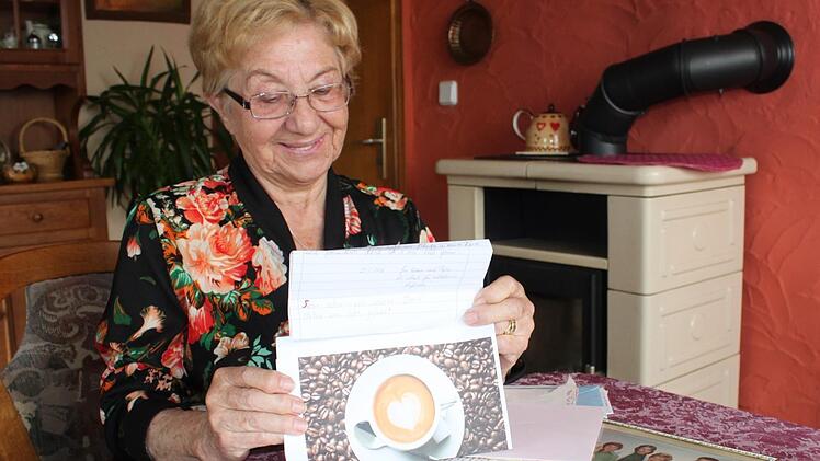 Gabriele Freitag freut sich über einen Brief in Versform. Ihre Tochter beschreibt darin, wie gut es tut, bei den Eltern auf einen Kaffee vorbeizuschauen - einfach so. Foto: Popp