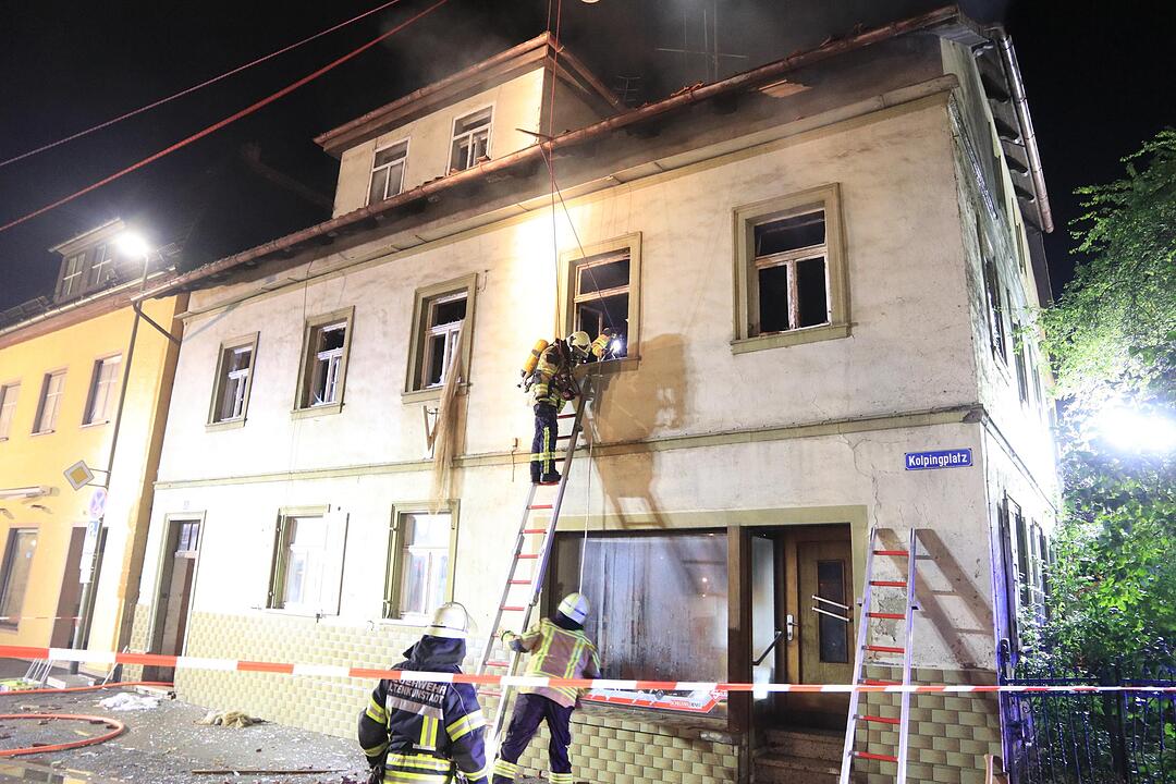 Dachstuhl in Flammen - Großeinsatz für Feuerwehr