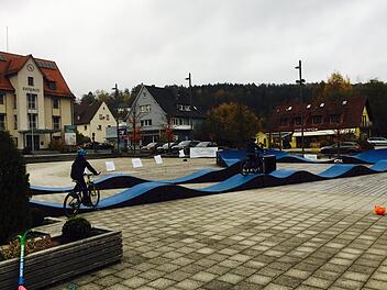 Bürgermeister Gerd Kleinhenz (PWW) will den Bau des neuen Pumptracks vorantreiben. Die mobile Version am Rathausplatz war vor Monaten auf große Resonanz gestoßen. Foto: Sebastian  Schmitt