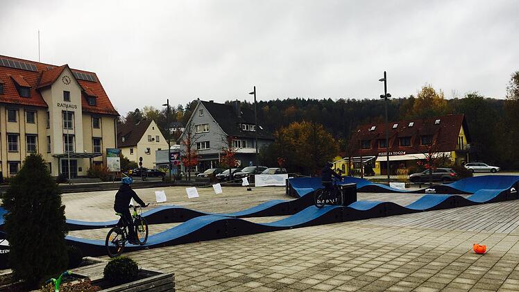 Bürgermeister Gerd Kleinhenz (PWW) will den Bau des neuen Pumptracks vorantreiben. Die mobile Version am Rathausplatz war vor Monaten auf große Resonanz gestoßen. Foto: Sebastian  Schmitt