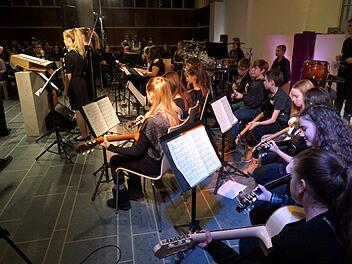 Bands wechselten sich mit Solisten ab.Richard Sänger