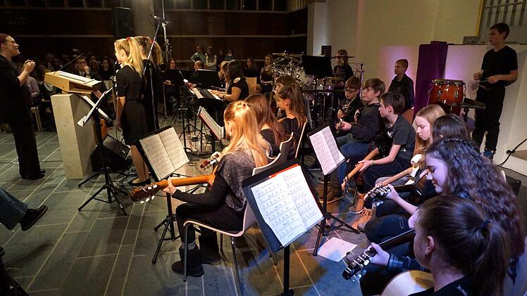 Bands wechselten sich mit Solisten ab.Richard Sänger