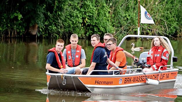 Die M&ouml;glichkeit eine Bootsfahrt mit der Wasserwachtortsgruppe von Altenkunstadt zu unternehmen nutzten viele und lernten dabei auch die Aufgaben der Wasserwacht insgesamt etwas n&auml;her kennen.  Foto: Dieter Radziej