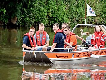 Die Möglichkeit eine Bootsfahrt mit der Wasserwachtortsgruppe von Altenkunstadt zu unternehmen nutzten viele und lernten dabei auch die Aufgaben der Wasserwacht insgesamt etwas näher kennen.  Foto: Dieter Radziej