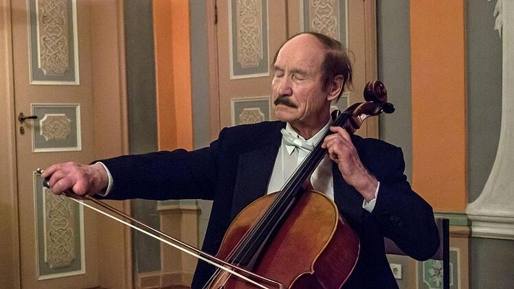 Reichlich Applaus ernteten Jürgen de Lemos Cello) und Hans-Dieter Bauer (Klavier) bei ihrem Konzert im Andromedasaal der Landesbibliothek.Foto: Jochen Berger