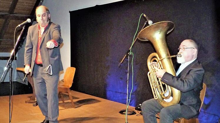 Einmal waren Matthias Egersdörfer (links) und Heinrich Filsner sogar im Duett zu hören: Da hieß es aber nicht Tuba trifft auf Muffel, sondern Tuba trifft auf Triangel. Foto: Werner Reißaus