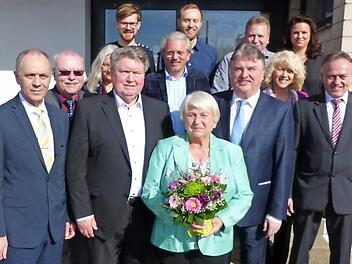 Manfred Huhs mit Ehefrau Hannelore mit einem kleinen Teil der Gratulanten Foto: Klaus-Peter Wulf