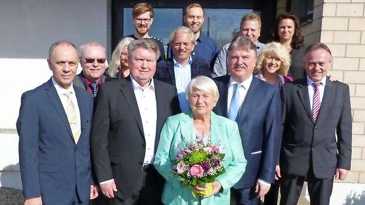 Manfred Huhs mit Ehefrau Hannelore mit einem kleinen Teil der Gratulanten Foto: Klaus-Peter Wulf